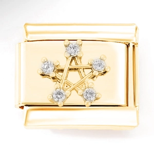 Makroansicht der goldenen Edelstahl-Charms-Link mit einem Stern und Zirkonia-Steinen