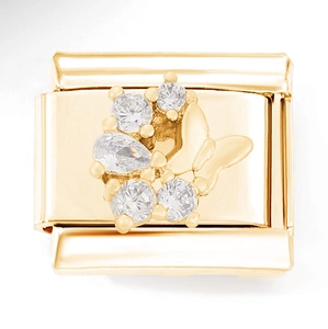 Detail eines Gold-Edelstahl-Armbandglieds mit Zirkonia und geprägtem Schmetterling