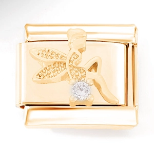 Makroaufnahme eines goldenen Edelstahl-Armbandglieds mit sitzender Fee und Zirkon
