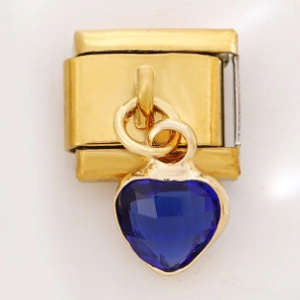 Détail d'un maillon de 9mm en acier inoxydable doré avec un pendentif cœur bleu facetté
