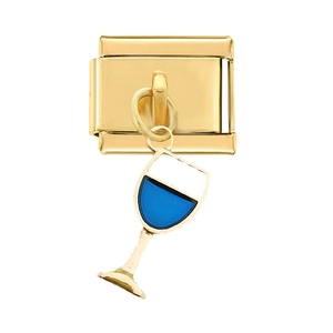 Dettaglio charm link italiano dorato con pendente calice di vino in smalto blu