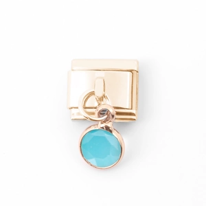 Details des goldfarbenen Modular-Charms mit hellblauem Kristall-Anhänger