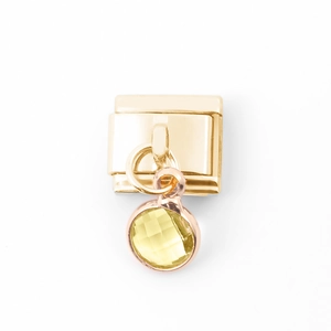 Makroaufnahme eines goldenen Charm-Moduls mit einem gelben Zirkonia-Anhänger