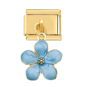 Dettaglio charm in stile italiano dorato con fiore in smalto azzurro e finitura lucida