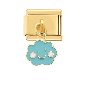 Dettaglio charm link italiano dorato con pendente a forma di nuvola blu in smalto