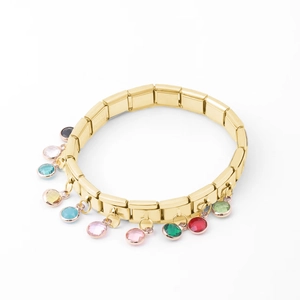 Goldenes Gliederkettenarmband mit elf bunten Zirkonanhängern auf weißem Hintergrund
