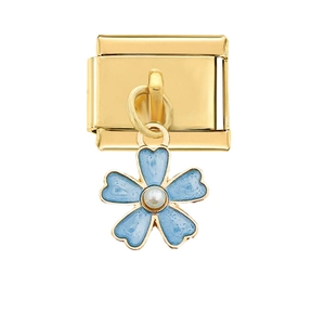 Dettaglio di un ciondolo a fiore dorato con smalto blu e una perla bianca centrale fine