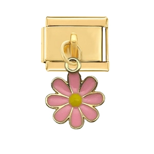 Dettaglio del ciondolo a margherita rosa su bracciale modulare in acciaio dorato