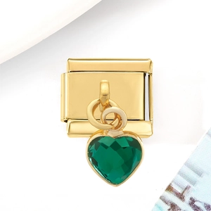 Détail d'un maillon de 9mm en acier inoxydable doré avec cristal coeur vert