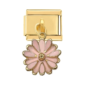 Dettaglio charm modulare dorato con pendente a margherita rosa in smalto per bracciale