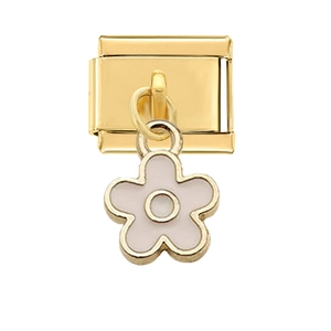 Dettaglio macro dello charm modulare in acciaio dorato con ciondolo fiore smaltato