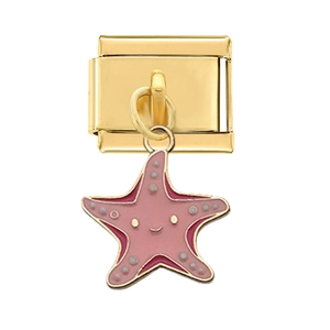 Détail d'une breloque étoile de mer rose avec smiley sur maillon doré de bracelet italien