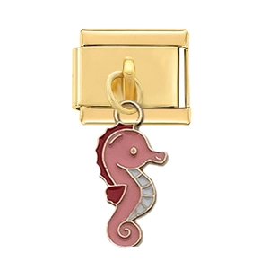 Détail d'un charm italien avec pendentif hippocampe rose sur un socle doré chic