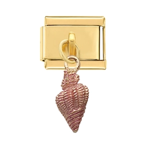 Détail de maillon doré de style italien avec un pendentif en forme de coquillage rose