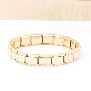 Dettaglio del bracciale modulare italiano in acciaio dorato con maglie lettera C
