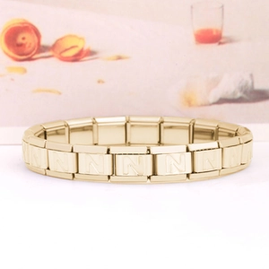 Dettaglio del bracciale componibile in acciaio inossidabile dorato con lettera N incisa