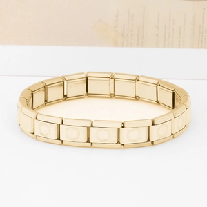Dettaglio delle maglie del bracciale componibile italiano dorato con scanalature tonde