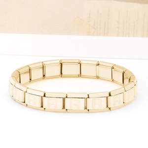 Dettaglio della maglia per bracciale italiano in acciaio inossidabile dorato con lettera R