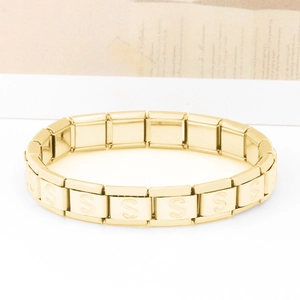 Dettaglio del bracciale componibile in acciaio dorato con lettera S incisa a rilievo