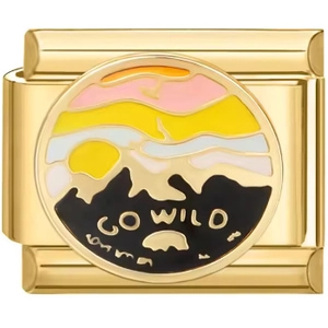 Vue macro d'un charm en acier inoxydable doré 9mm avec motif montagne et texte GO WILD