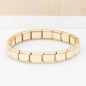 Dettaglio dei moduli per bracciale in acciaio dorato con incisione a forma di U