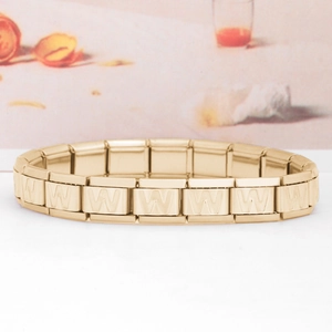 Dettaglio del bracciale componibile dorato Italian Charms con lettera W a rilievo