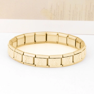Dettaglio delle maglie modulari del bracciale Italian Charms in acciaio dorato con incisione a X
