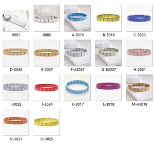 Vue détaillée de bracelets modulables en acier 9mm coloré avec outil de retrait de maillons