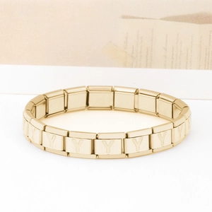 Vista dettagliata del bracciale modulare in acciaio inossidabile dorato con lettera Y incisa