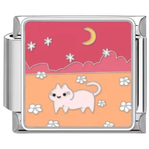 Détail d'un maillon de breloque italienne avec chat rose émaillé sous un ciel nocturne étoilé