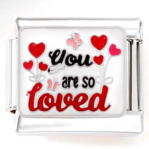 Dettaglio charm in acciaio inossidabile con testo You Are So Loved e motivo a cuore