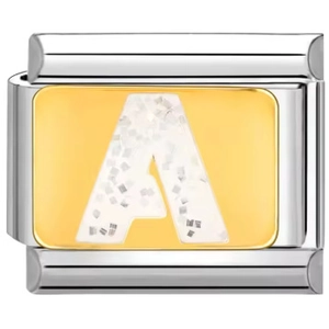 Detalle del eslabón de pulsera italiana con acabado dorado y letra A con purpurina