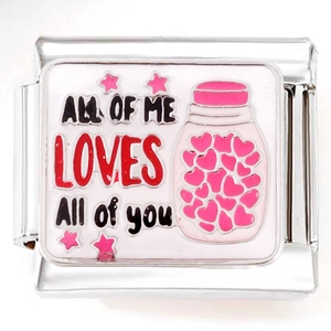 Dettaglio charm in acciaio inox con testo All of Me Loves All of You e cuori rosa