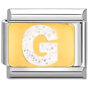 Primer plano de un eslabón de pulsera italiana con letra G dorada y brillo centelleante