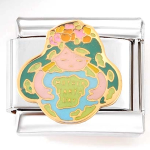 Dettaglio macro dello charm smaltato Mother Earth Day in acciaio inox per bracciali DIY