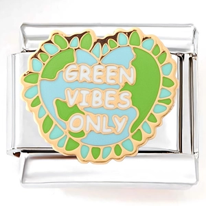 Macro di charm italiano in acciaio con design a cuore terra e scritta Green Vibes Only
