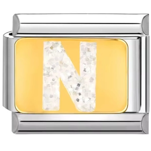 Detalle de eslabón italiano con base de esmalte dorado y letra N con purpurina