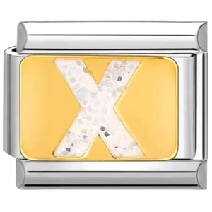 Vista macro de eslabón modular italiano dorado con diseño de letra X en brillo blanco