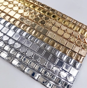 Dettaglio macro di bracciali modulari italiani in acciaio inossidabile oro e argento