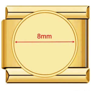 Dettaglio del charm link italiano in acciaio dorato con base piatta rotonda da 8mm