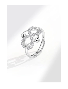 Détail d'une bague infini en argent 925 avec des pierres de zircon scintillantes