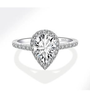 Makroaufnahme von 3 Karat birnenförmigem Diamant-Verlobungsring mit S925-Silberstempel