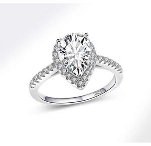 Makroaufnahme der S925-Punze auf dem polierten Sterlingsilber-Ring mit birnenförmigem Halo