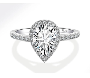 Makroaufnahme von S925 Sterlingsilberring mit birnenförmigem 3-Karat Zirkonia im Halo-Stil