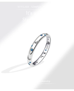 Dettaglio dell'anello in argento sterling S925 con motivi di stelle lune e punzonatura