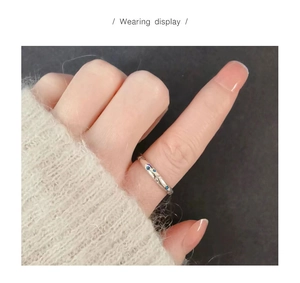 Primo piano dell'anello in argento S925 con pietre blu e incisioni a stella