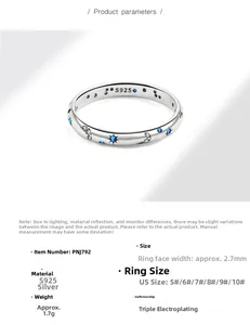 Dettaglio macro dell'anello in argento S925 con zirconi blu e design cielo stellato