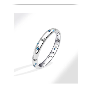 Dettaglio dell'anello in argento S925 con intarsio di zirconi blu a stella e luna