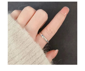 Dettaglio anello in argento 925 con zirconi blu e fini incisioni a stella lucide