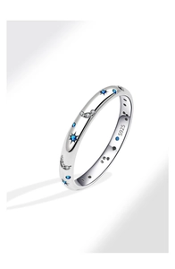 Dettaglio dell'anello in argento S925 con motivi cielo stellato blu e pietre preziose